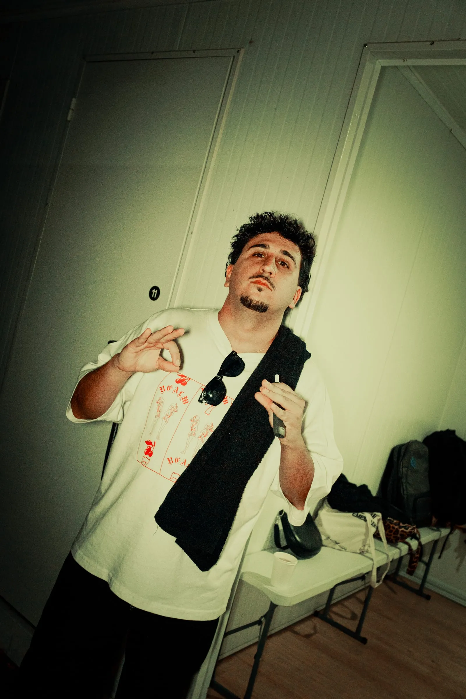 Retrato do artista nos bastidores antes do concerto.