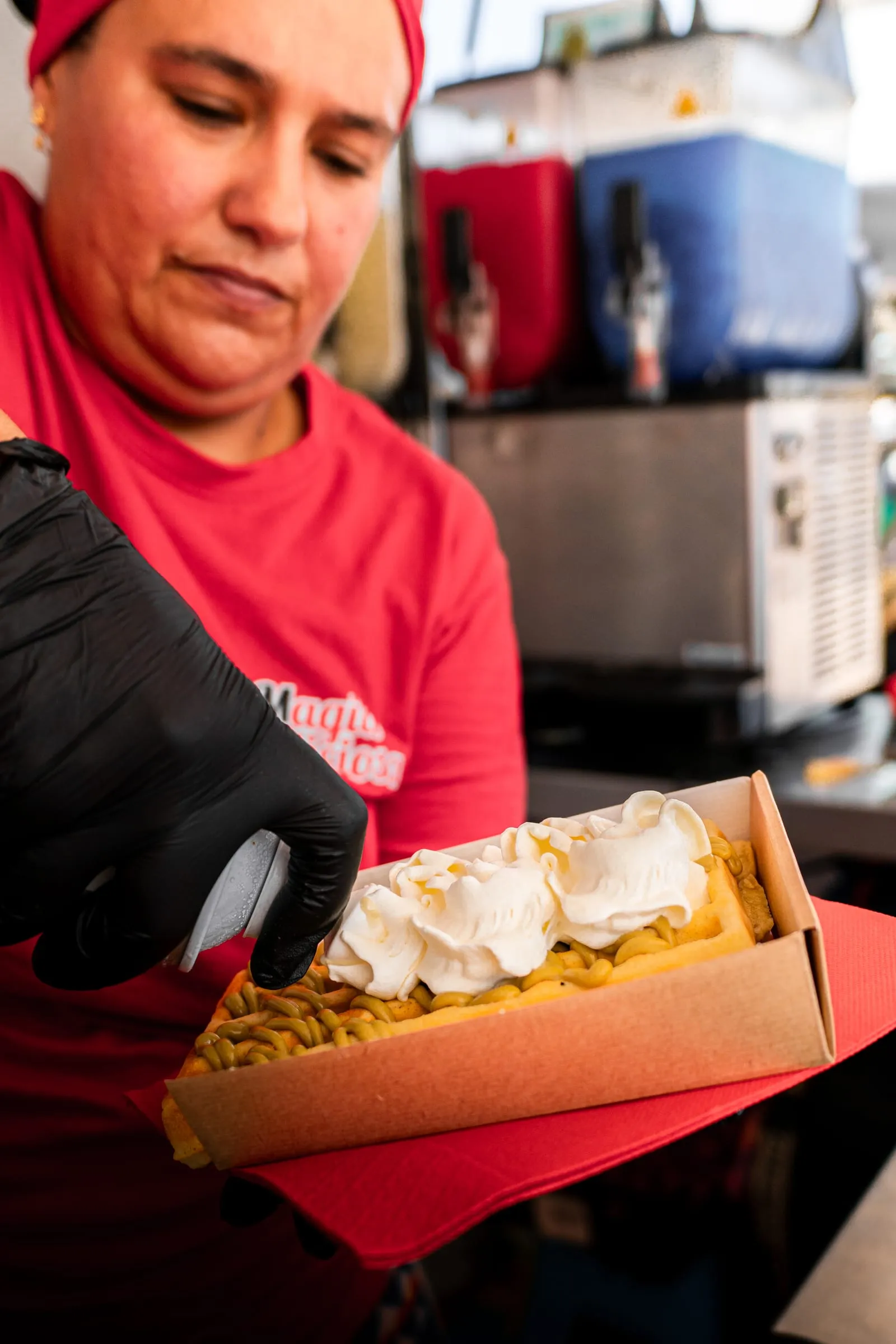 Caixa de waffles com chantilly entregue ao cliente.